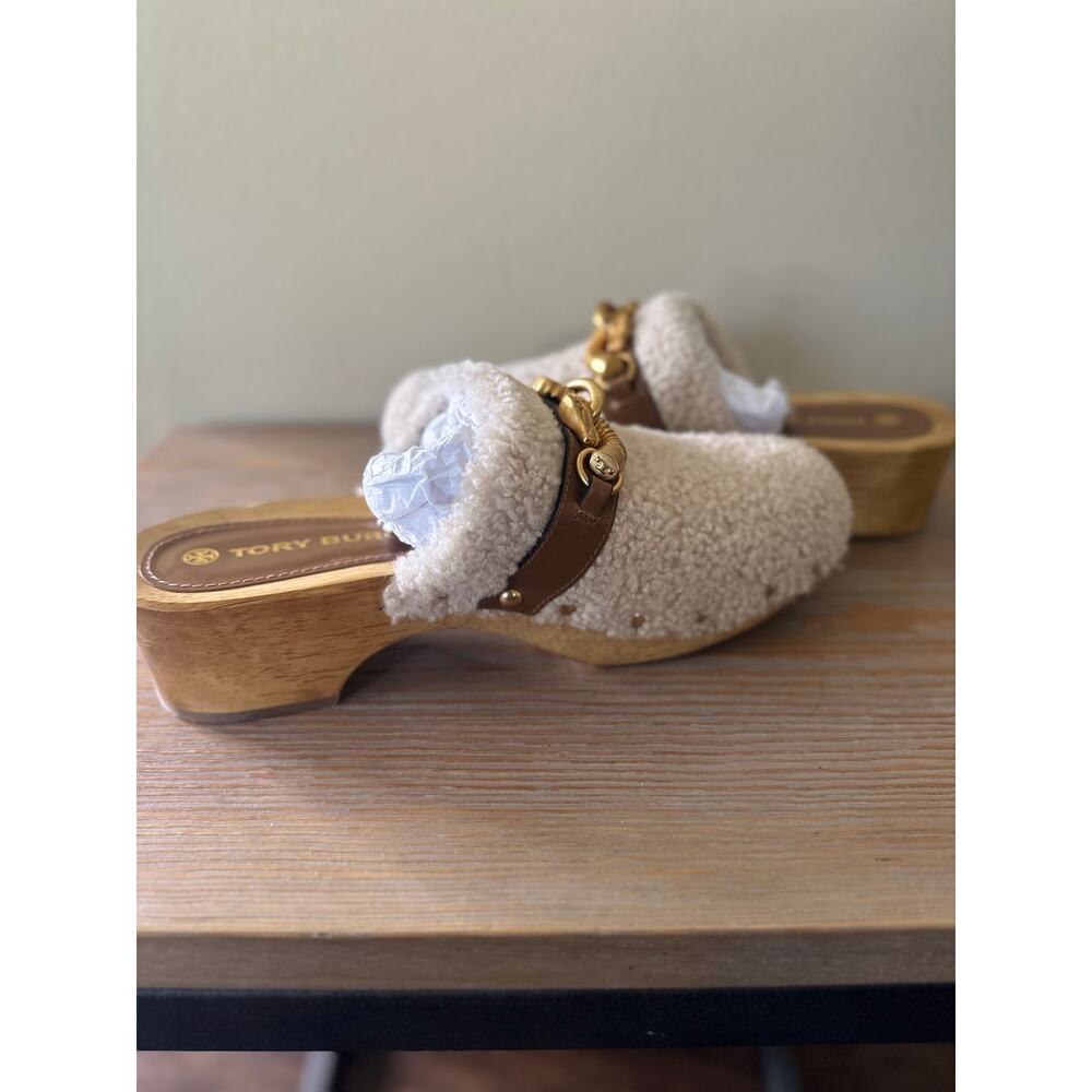 Tory Burch Shearling Clogs Women’s Size 9 Jessa Mules Tan Beige Gold Chain Shoes - Picture 9 of 15
